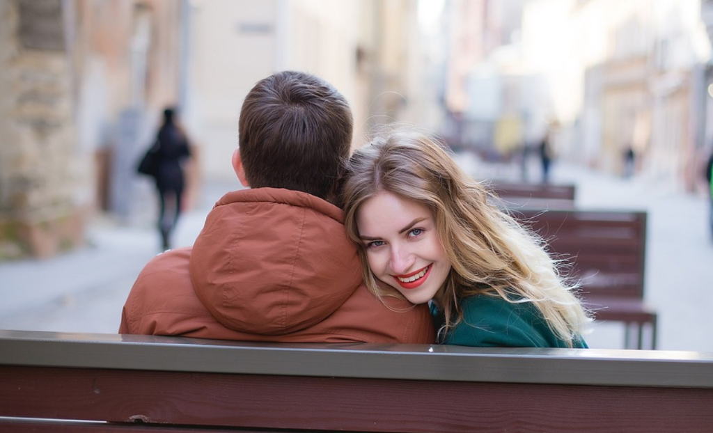 Couple enjoying an affectionate city date on a European singles romance tour